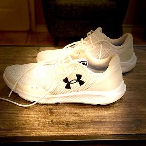 Size 13 Men's under armour workout shoes. Need's insoles.